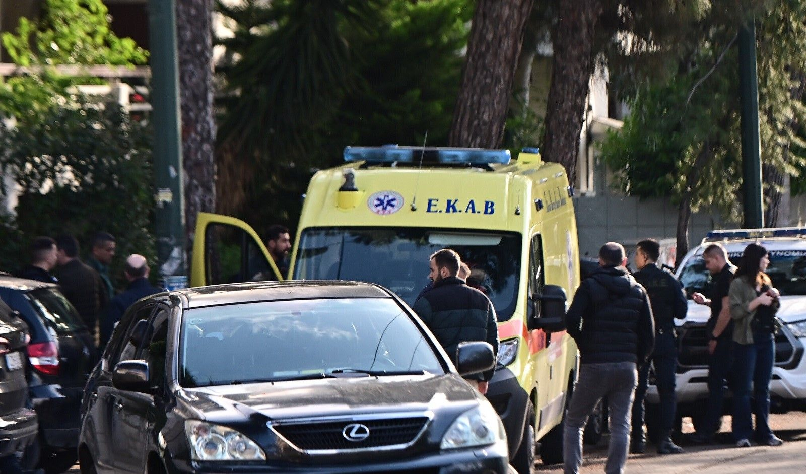 Πυροβολισμοί στο Χαλάνδρι έξω από ιατρικό κέντρο. Ένας νεκρός.