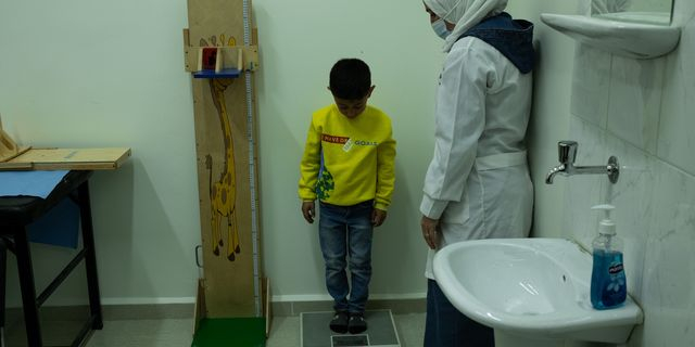 Ο Ammar υποβάλλεται σε ιατρική εξέταση στην παιδιατρική κλινική του Κέντρου Υγείας της Daraya.