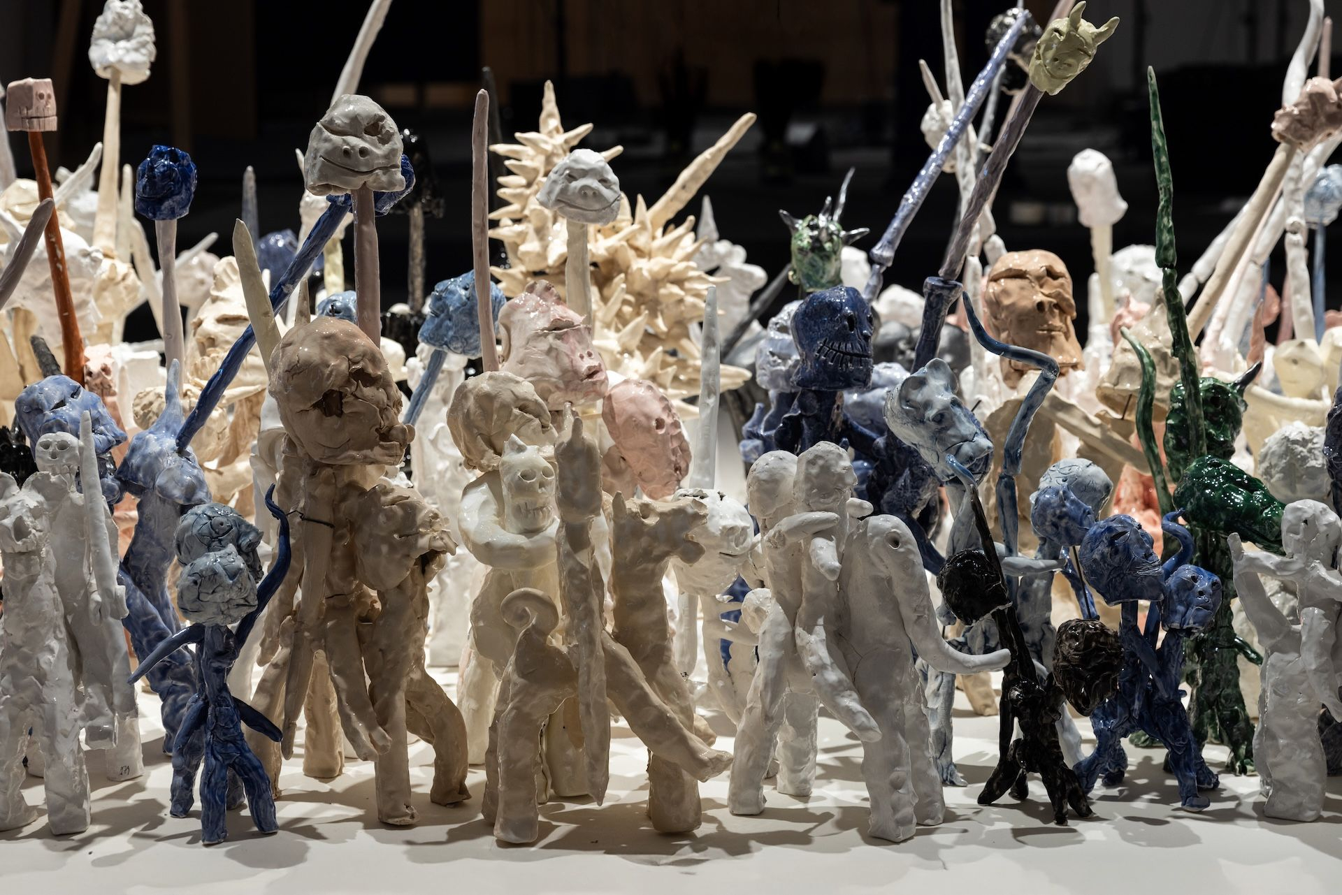 Νίκος Τρανός Πεδίον (στομίδα για άλογα – χαλινάρι), 2024 (λεπτομέρεια) 400 μικρά πορσελάνινα γλυπτά Μεταβλητές διαστάσεις Ευγενική παραχώρηση του καλλιτέχνη και της Γκαλερί Ζουμπουλάκη Φωτογραφία: Πάρις Ταβιτιάν