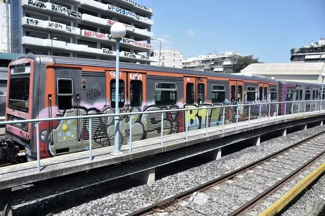 Ομοφοβική επίθεση στον ΗΣΑΠ: Γρονθοκόπησαν και πέταξαν αναμμένα τσιγάρα σε queer άτομο