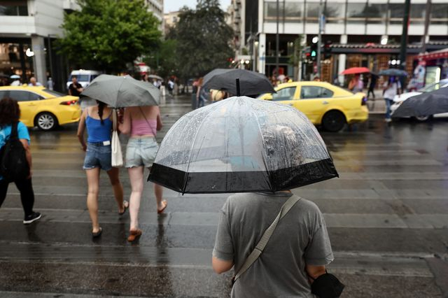 Καιρός: Βροχές και καταιγίδες από το μεσημέρι – Πού θα “χτυπήσουν”