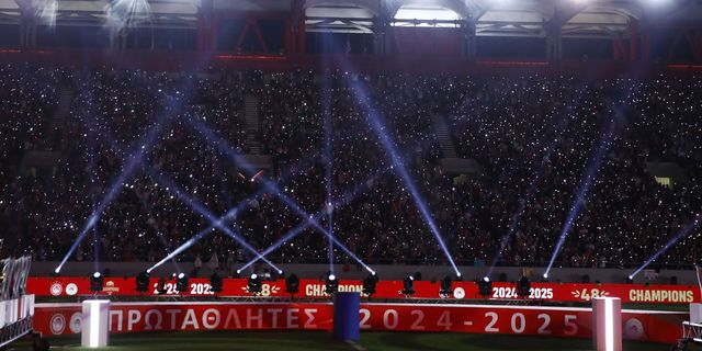 Ολυμπιακός: Οι 33.000 φίλαθλοι των ερυθρολεύκων στο “Καραϊσκάκης” έδωσαν χρώμα στη φιέστα για το 48ο πρωτάθλημα Ελλάδας