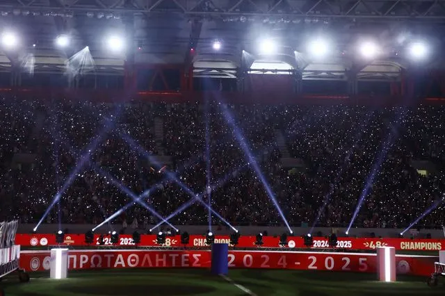 Ολυμπιακός: Οι 33.000 φίλαθλοι των ερυθρολεύκων στο “Καραϊσκάκης” έδωσαν χρώμα στη φιέστα για το 48ο πρωτάθλημα Ελλάδας
