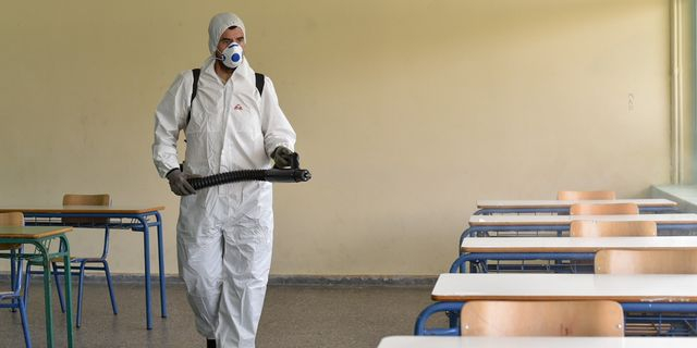 Απολύμανση σε σχολείο (φωτογραφία αρχείου)