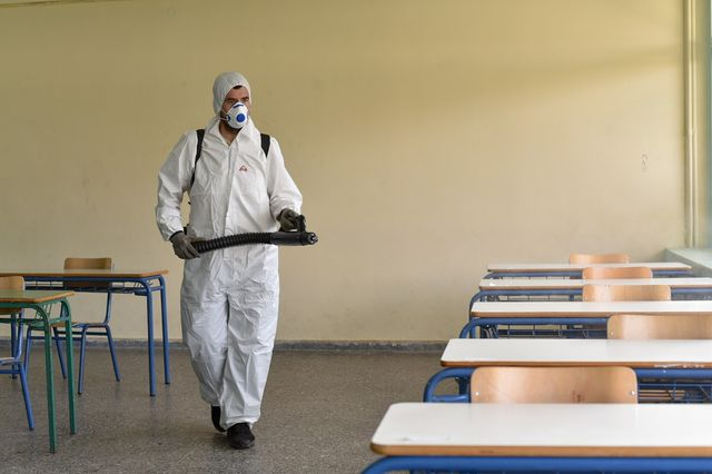 Απολύμανση σε σχολείο (φωτογραφία αρχείου)