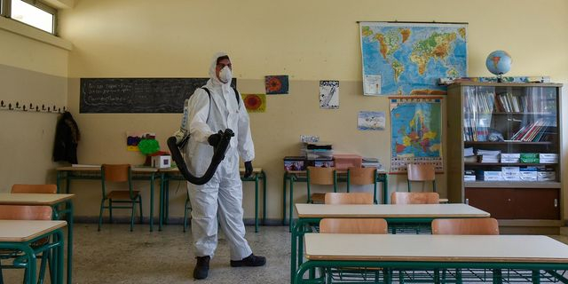 Απολύμανση σε σχολική αίθουσα