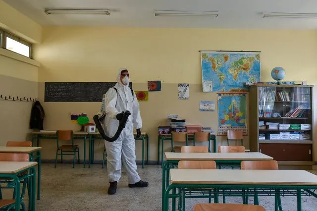Απολύμανση σε σχολική αίθουσα