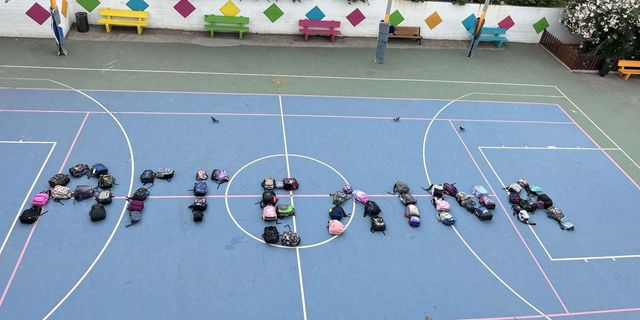 Καλλιθέα: Το συγκινητικό αντίο των συμμαθητών της 7χρονης – “Έγραψαν” το όνομά της με τις τσάντες τους