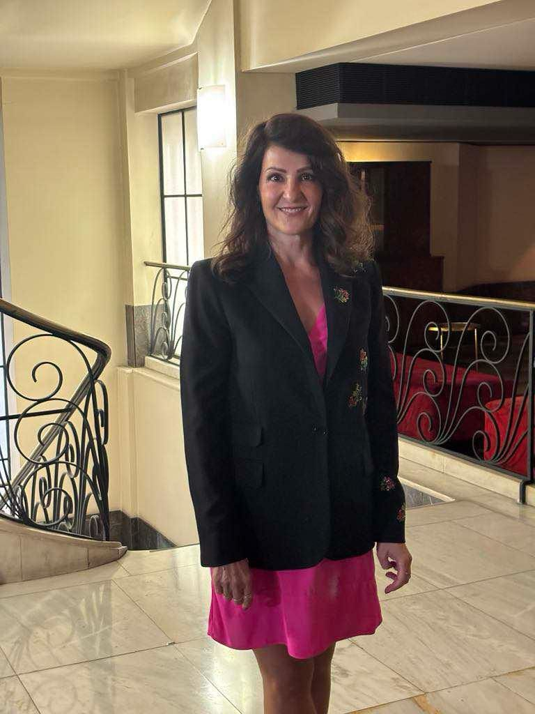 Η Νία Βαρντάλος στο φουαγιέ του θεάτρου Παλλάς