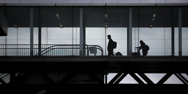 Γαλλία: Διχασμένοι είναι οι Γάλλοι ως προς το αν πρέπει να παραμείνει ή να πέσει η σημερινή κυβέρνηση