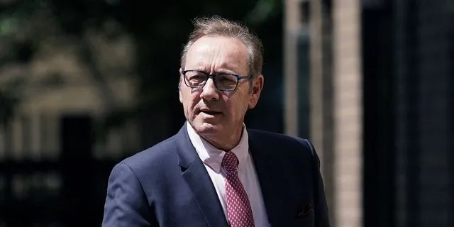 Ο Κέβιν Σπέισι κατέληξε σε συμφωνία με τρεις άνδρες που τον κατηγορούσαν για σεξουαλική κακοποίηση