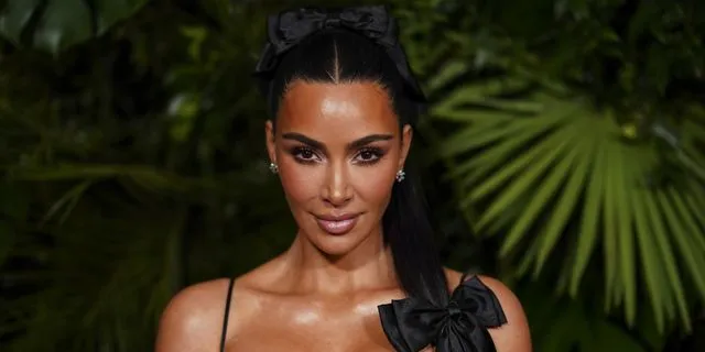 Η Kim Kardashian παίζει έξυπνα ακόμη και με τη “χειρότερη σειρά του έτους”