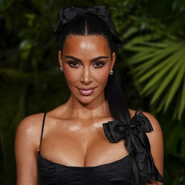 Η Kim Kardashian παίζει έξυπνα ακόμη και με τη “χειρότερη σειρά του έτους”