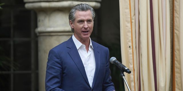 Ο κυβερνήτης της Καλιφόρνια είναι ο μεγαλύτερος εχθρός της αστεγίας