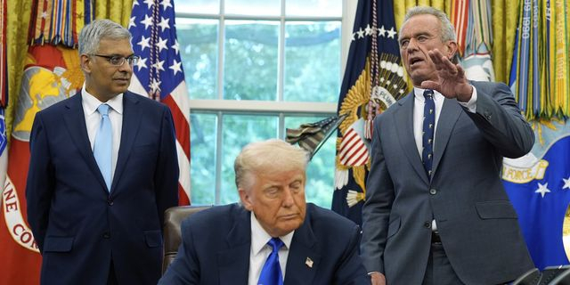 Στο στόχαστρο του Τραμπ η επιστημονική έρευνα – Περιορίζει τις μελέτες για τους ιούς