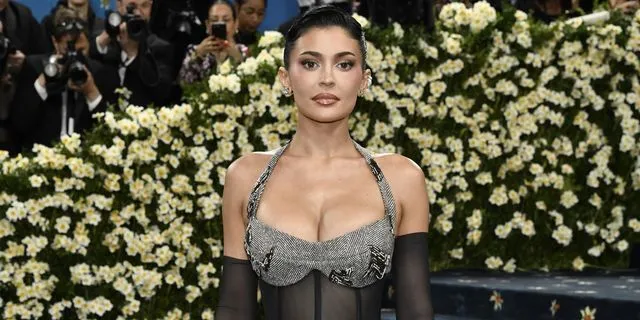 Kylie Jenner: Χρειάστηκε μία ολόκληρη ομάδα για να της βγάλουν τα παπούτσια μετά το Met Gala