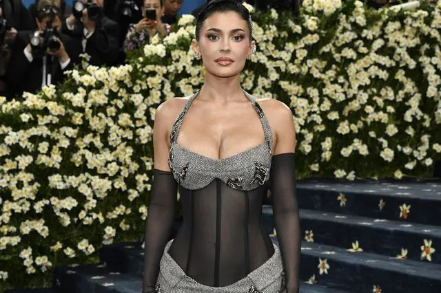 Kylie Jenner: Χρειάστηκε μία ολόκληρη ομάδα για να της βγάλουν τα παπούτσια μετά το Met Gala