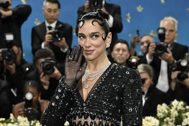 Dua Lipa: Φρενίτιδα στα social για τη φωτογραφία της που μοιάζει να… παντρεύεται