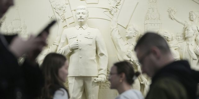 Ρωσία: Μνημείο του Στάλιν επανεγκαθίσταται στο μετρό της Μόσχας