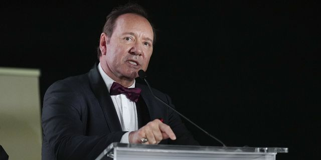 Ο Κέβιν Σπέισι στις Κάννες – Βραβεύτηκε, δάκρυσε και φώναξε “I’m Still Standing”