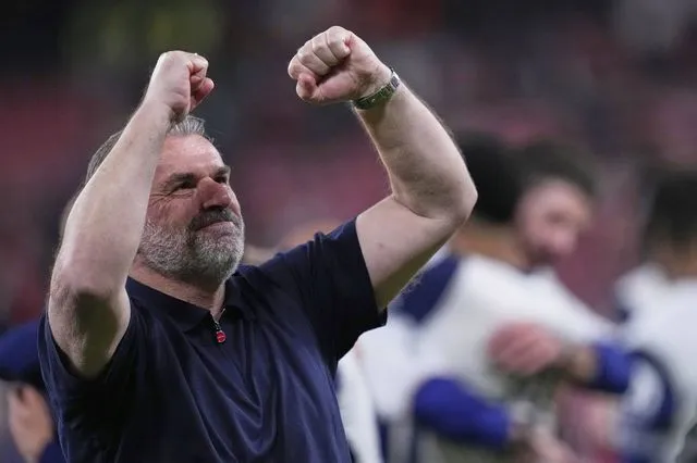 Ποστέκογλου: Η αγκαλιά με την οικογένειά του μετά την κατάκτηση του Europa