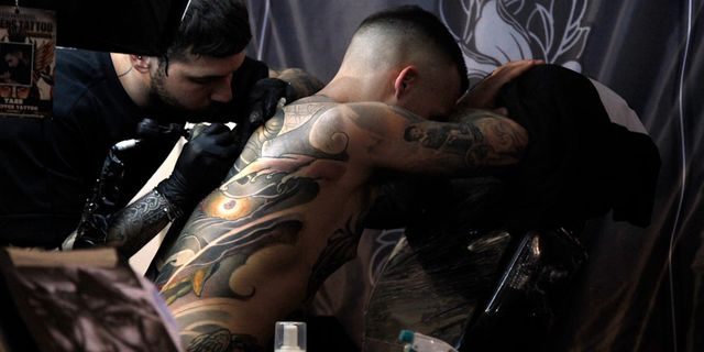 Έξι κορυφαίοι tattoo artist αποκαλύπτουν όσα κρύβουμε με ένα τατουάζ