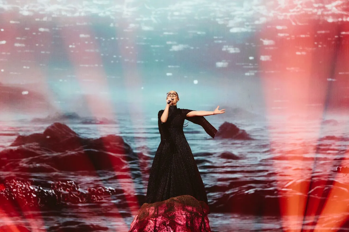 Η Klavdia ερμηνεύει την Asteromáta στη σκηνή της Eurovision 2025