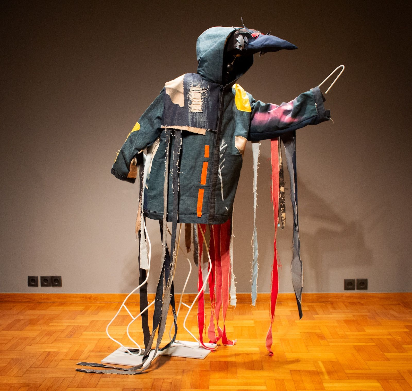 Ανέστης Ιωάννου, Birdman Costume 1, 2025, τζιν, ύφασμα, λαδοπαστέλ, σπρέι, μέταλλοδιαστάσεις μεταβλητές