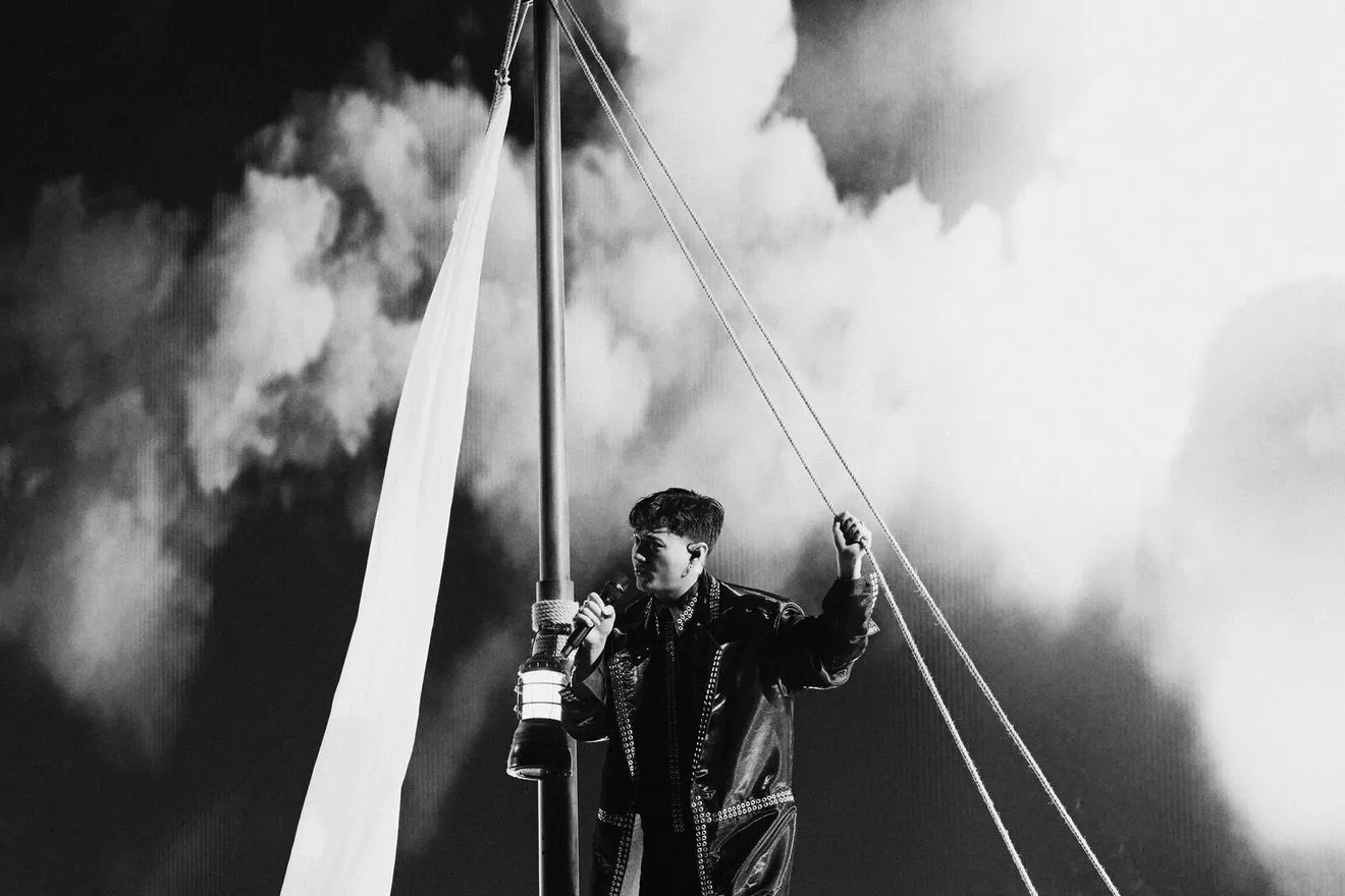 Eurovision 2025: Η Αυστρία ένα βήμα πριν τη νίκη με μια “Χαμένη Αγάπη” – Το μεγάλο φαβορί
