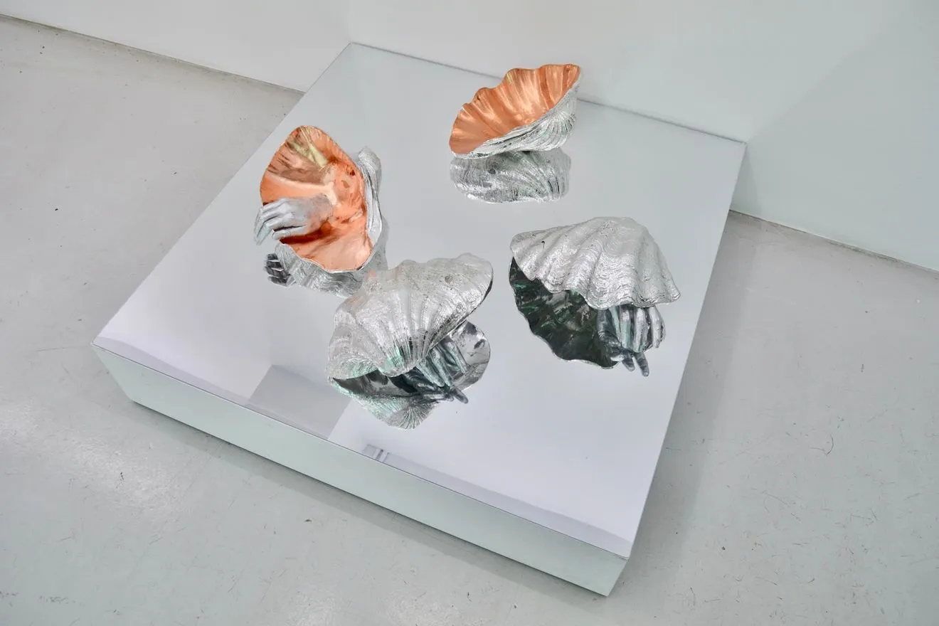 Δημήτρης Γκέτσις, Ghosts in the shell, 2023, Ρητίνη με fiberglass, αλουμίνιο και φύλλα χαλκού, καθρέφτης pvc, σε τέσσερα μέρη, διαστάσεις περίπου 12 x 40 x 31 cm (έκαστο) , Ευγενική παραχώρηση The Breeder, Αθήνα