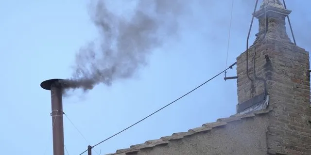 Βατικανό: Μαύρος καπνός για την εκλογή νέου Πάπα – Ακολουθούν δύο νέες ψηφοφορίες