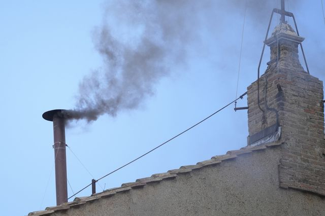 Βατικανό: Μαύρος καπνός για την εκλογή νέου Πάπα – Ακολουθούν δύο νέες ψηφοφορίες
