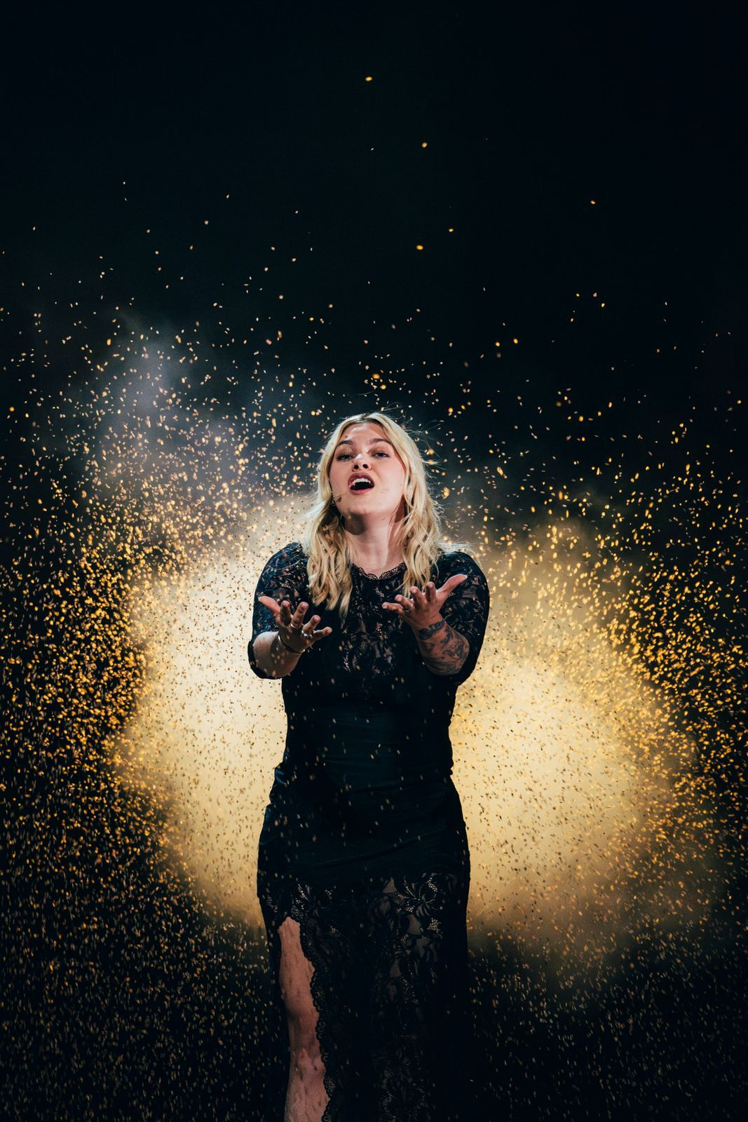 H Louane στην σκηνή της Eurovision με το τραγούδι Μaman για τη Γαλλία