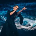 Η Klavdia ερμηνεύει την Asteromáta στη σκηνή της Eurovision 2025