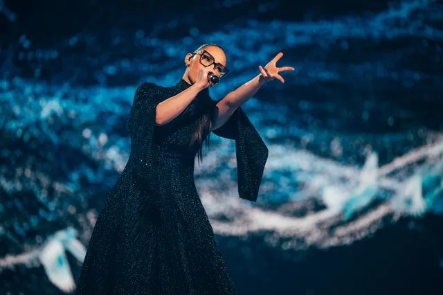 Η Klavdia ερμηνεύει την Asteromáta στη σκηνή της Eurovision 2025