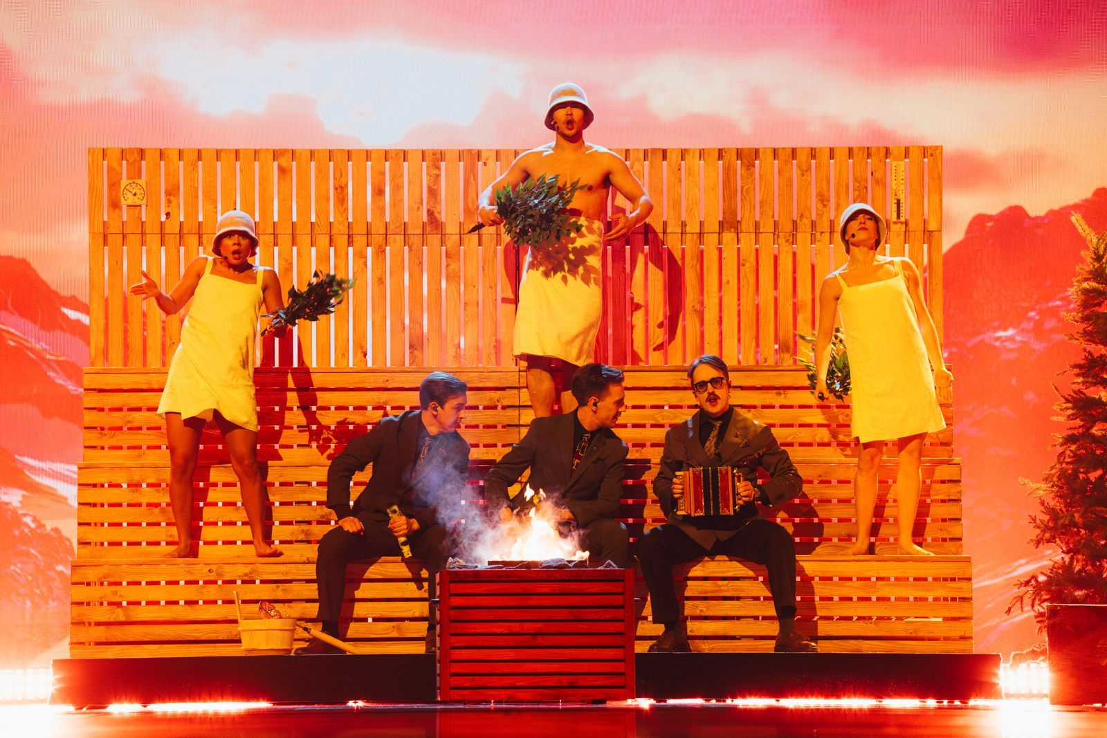 Eurovision 2025: Οι Σουηδοί έφεραν σάουνα και λουκάνικα στη σκηνή – Και είναι φαβορί