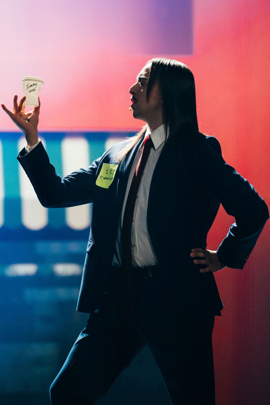 O Tommy Cash πίνει Espresso Macchiato