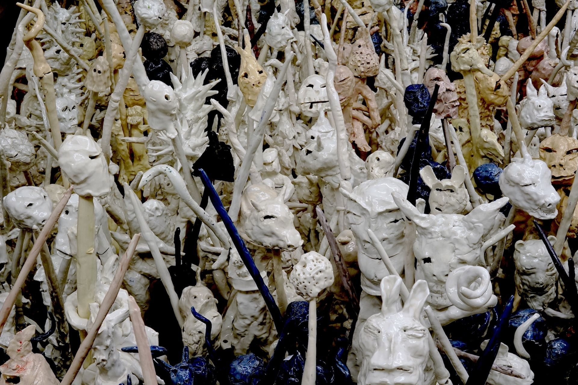 Νίκος ΤρανόςΠεδίον (στομίδα για άλογα – χαλινάρι), 2024
400 μικρά πορσελάνινα γλυπτά
Μεταβλητές διαστάσεις
Ευγενική παραχώρηση του καλλιτέχνη και της Γκαλερί Ζουμπουλάκη