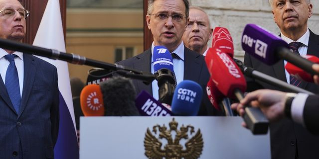Ο βοηθός του Ρώσου προέδρου, Βλαντιμίρ Μεντίνσκι, δίνει δήλωση σε δημοσιογράφους στο ρωσικό προξενείο στην Κωνσταντινούπολη, Τουρκία,