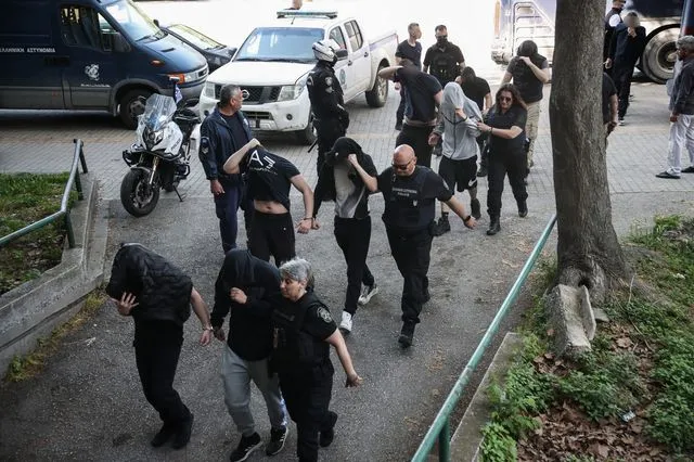 Θεσσαλονίκη: Δίωξη για 13 αδικήματα στα 28 μέλη της “Εθνικιστικής Νεολαίας”