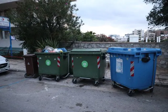 Βρέφος βρέθηκε δίπλα σε κάδο απορριμάτων στον Άλιμο