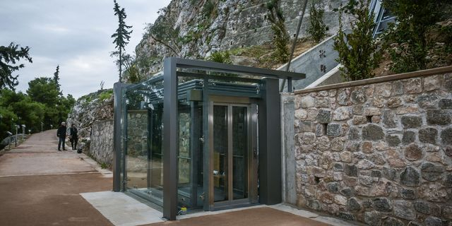 Εκτός λειτουργίας ο αναβατήρας της Ακρόπολης – Τα ερωτήματα που προκύπτουν