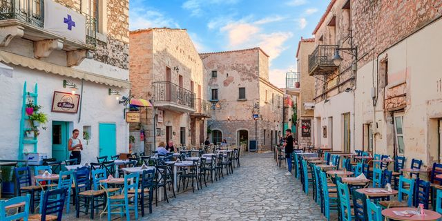 Αρεόπολη και οι πρώτες βουτιές του καλοκαιριού στη μανιάτικη ακτογραμμή