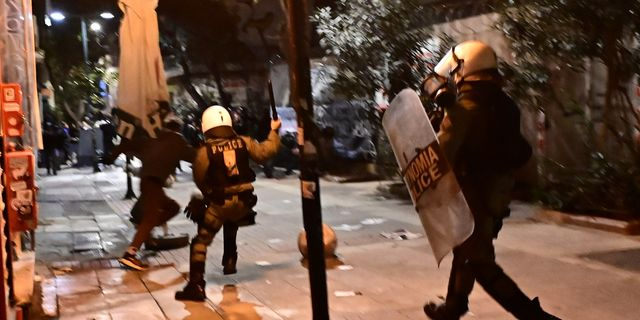 ΣΥΡΙΖΑ: Όργιο αστυνομικής αυθαιρεσίας σε καταστήματα των Εξαρχείων