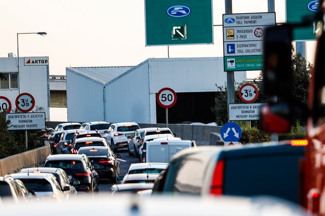 Φωτιά σε όχημα στην Αττική Οδό – Καθυστερήσεις στο ρεύμα προς αεροδρόμιο