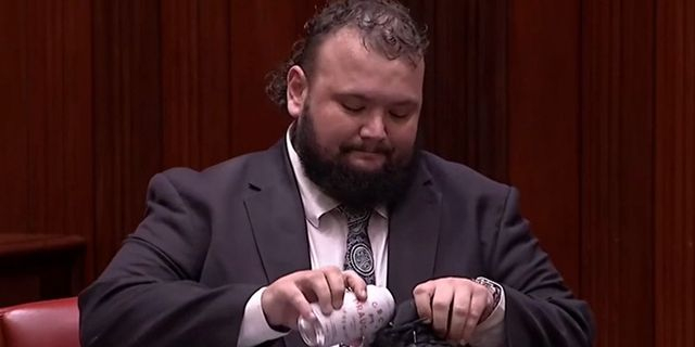 Αυστραλός βουλευτής αποχαιρέτησε το Κοινοβούλιο με “shoey” και έγινε viral