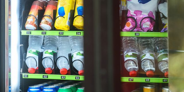 Διέρρηξαν αυτόματο πωλητή με κροτίδα για να αφαιρέσουν τα νομίσματα