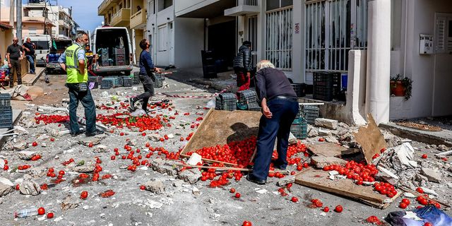 Μπαλκόνι έπεσε πάνω σε πάγκους λαϊκής αγοράς στο Ηράκλειο Κρήτης. Δευτέρα 5 Μαΐου 2025