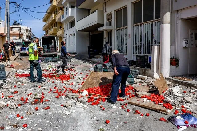 Μπαλκόνι έπεσε πάνω σε πάγκους λαϊκής αγοράς στο Ηράκλειο Κρήτης. Δευτέρα 5 Μαΐου 2025