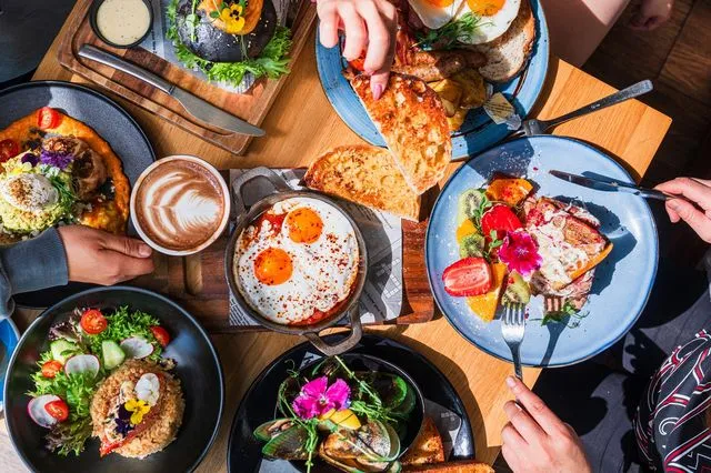 To brunch που σερβίρεται παντού και προφυλάσσει από καρδιακά